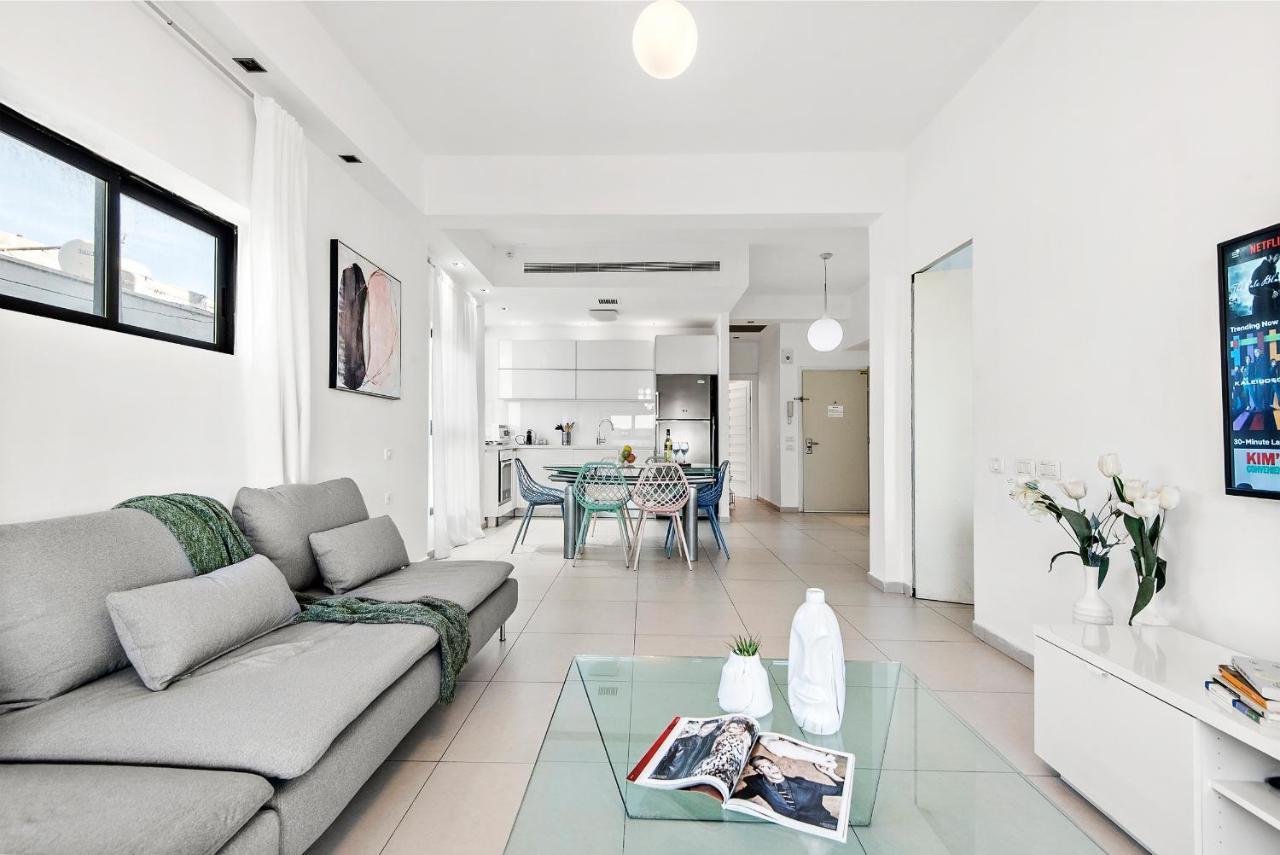 Glorious Renovated Apartment On Top Of The Beach Тел Авив Екстериор снимка