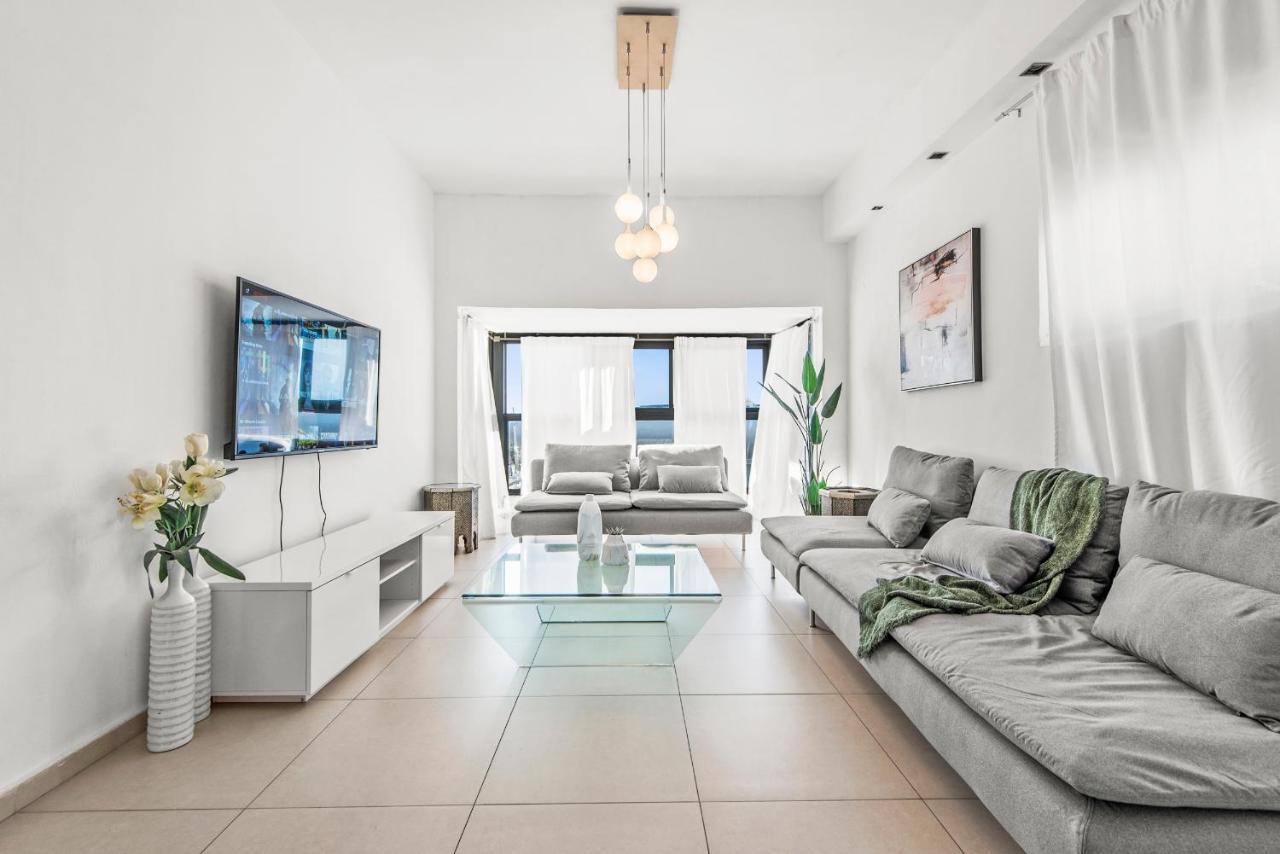 Glorious Renovated Apartment On Top Of The Beach Тел Авив Екстериор снимка