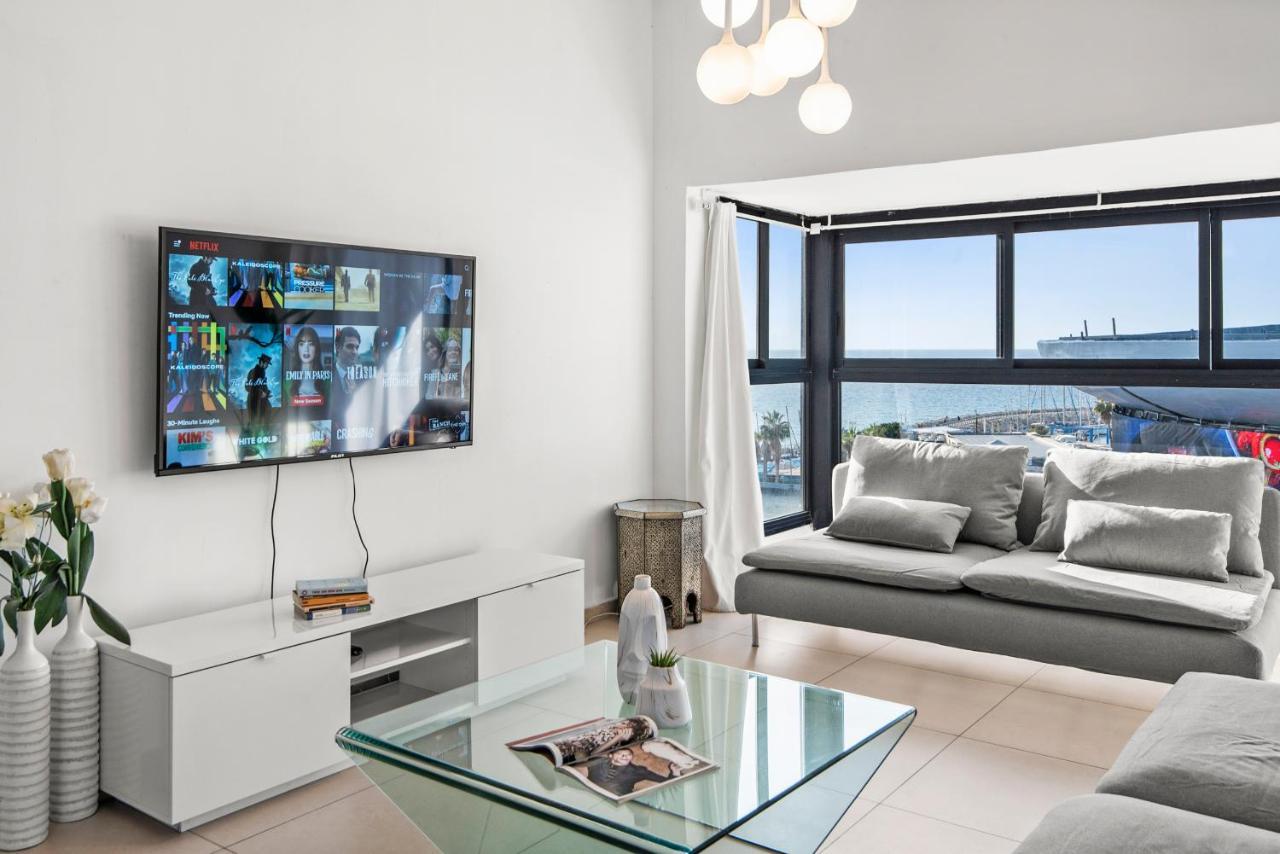 Glorious Renovated Apartment On Top Of The Beach Тел Авив Екстериор снимка