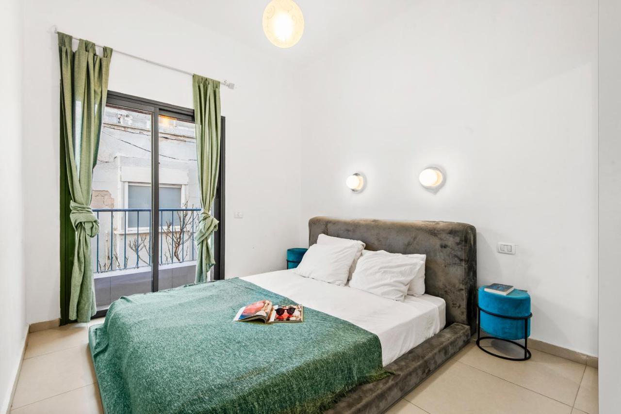 Glorious Renovated Apartment On Top Of The Beach Тел Авив Екстериор снимка