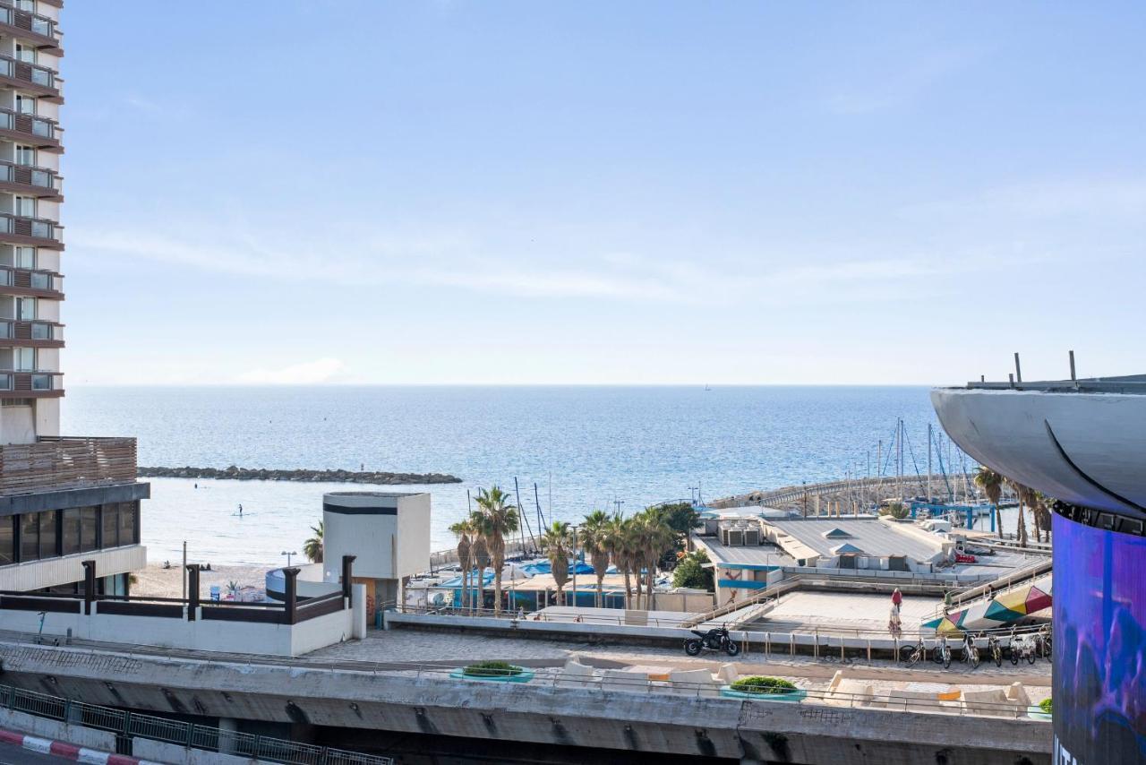 Glorious Renovated Apartment On Top Of The Beach Тел Авив Екстериор снимка