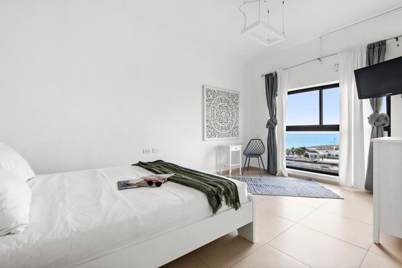 Glorious Renovated Apartment On Top Of The Beach Тел Авив Екстериор снимка