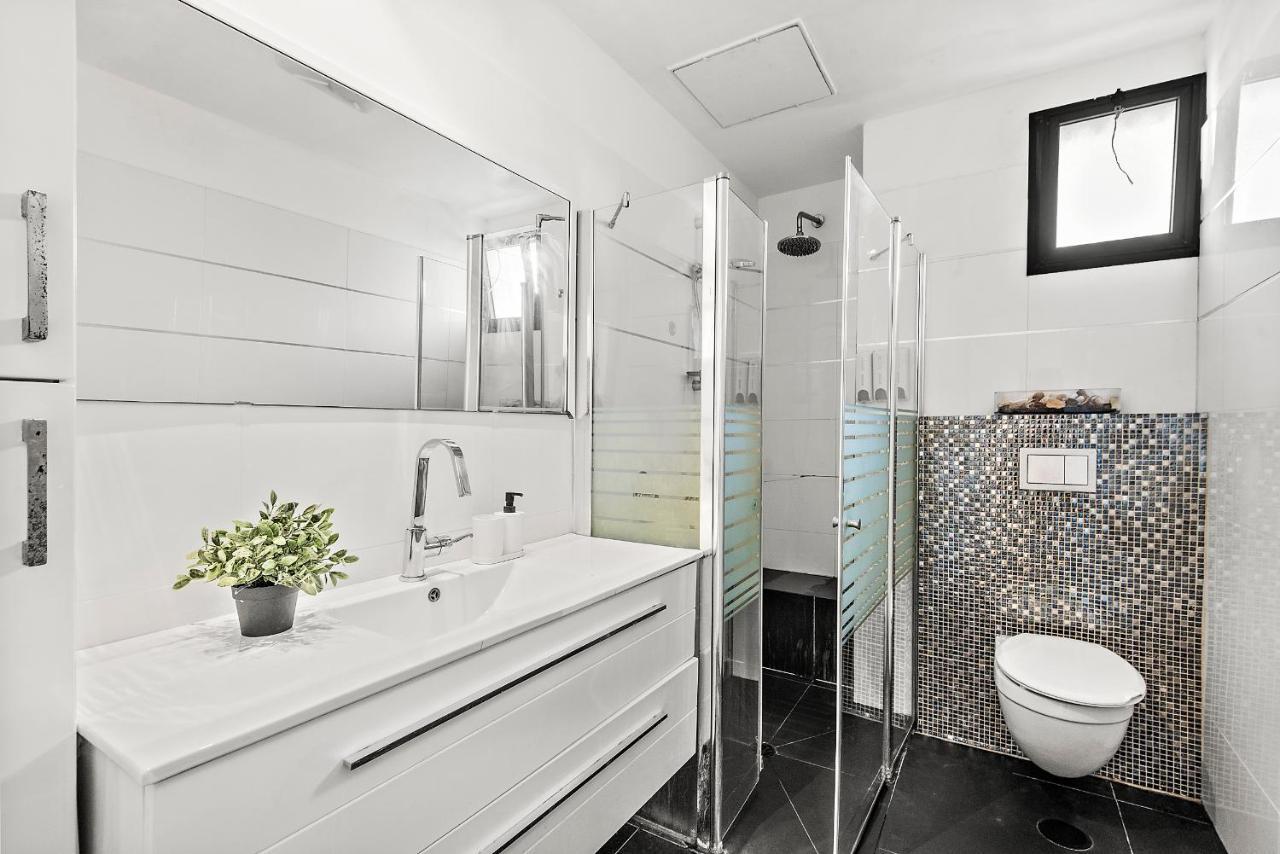 Glorious Renovated Apartment On Top Of The Beach Тел Авив Екстериор снимка